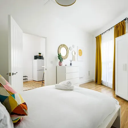 Апартаменты Charming 1 Bedroom *